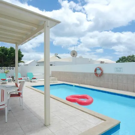 Villa Puerto Del Carmen Sleeps 6 With Pool